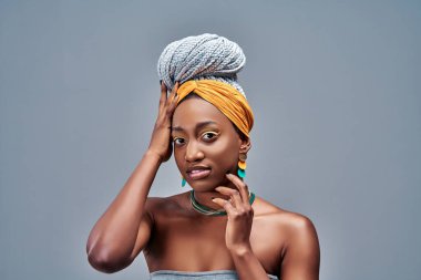 Çekici Afro-Amerikan kadın portresi kapalı gri bir arkaplan oluşturuyor. Boşluğu kopyala