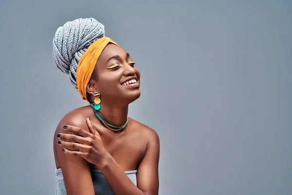 Estudio Foto Hermosa Encantadora Joven Afroamericana Que Satisfecho Expresión Facial —  Fotos de Stock