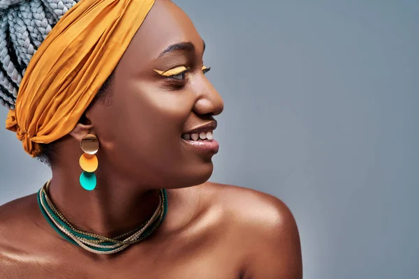 Close Zijportret Van Een Mooie Zwarte Vrouw Die Glimlacht Tegen — Stockfoto