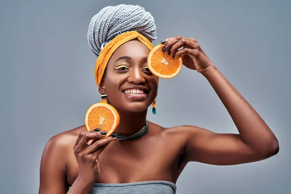 Młoda Uśmiechnięta Afro Amerykańska Kobieta Półpomarańczami Koncepcja Stylu Życia Ludzi — Zdjęcie stockowe