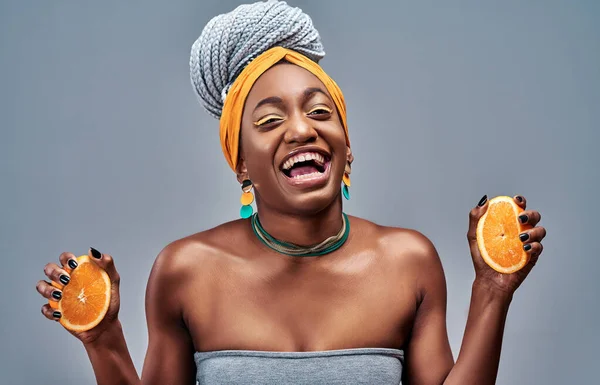 Szczęśliwa Afro Amerykańska Dziewczyna Uśmiechem Twarzy Trzymająca Dłoni Połówki Pomarańczy — Zdjęcie stockowe
