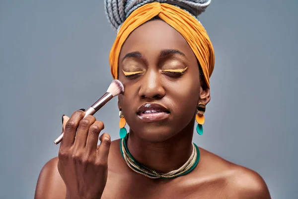 Afroamerykanka Nakładająca Makijaż Pędzlem Szarym Tle Widok Bliska — Zdjęcie stockowe