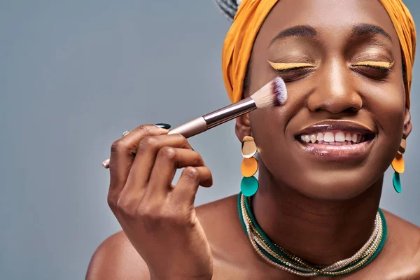 Młoda Afrykanka Studio Robi Pielęgnację Ciała Nakłada Makijaż Proszek Róż — Zdjęcie stockowe