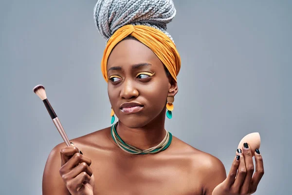Piękno Portret Pięknej Młodej Afro Amerykańskiej Kobiety Stojącej Szarym Tle — Zdjęcie stockowe