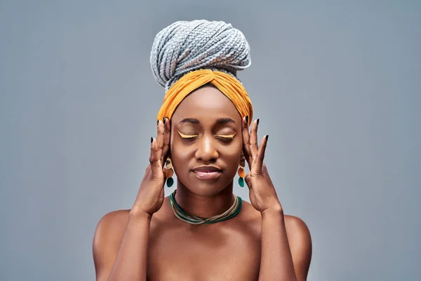 Blisko Widok Pięknej Afro Amerykańskiej Kobiety Myślącej Głęboko Zamkniętymi Oczami — Zdjęcie stockowe
