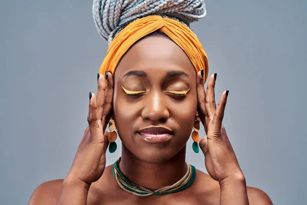 Zdjęcie Głowy Afro Amerykańska Atrakcyjna Spokojna Kobieta Odizolowana Szarym Tle — Zdjęcie stockowe
