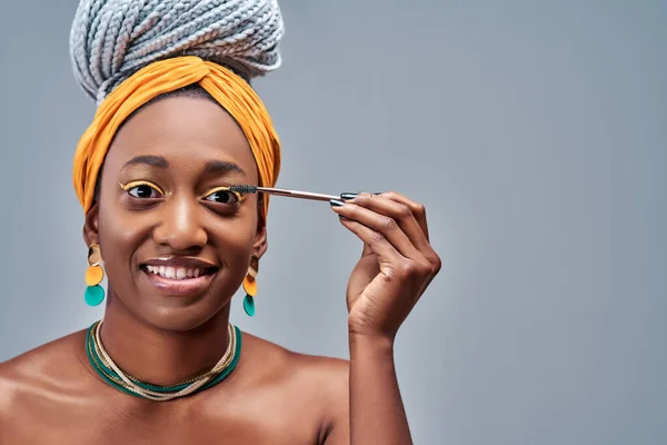 Uśmiechnięta Dziewczyna Nakłada Czarne Tusze Rzęs Zdjęcie Młodej Afrykańskiej Dziewczyny — Zdjęcie stockowe