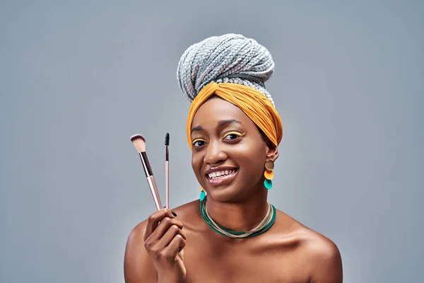 Uśmiechnięta Afro Amerykanka Trzymająca Szczotki Makijażu Szarym Tle Przestrzeń Kopiowania — Zdjęcie stockowe