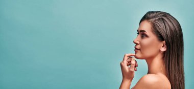 Stüdyoda poz veren güzel bir kadının yan görüntüsü. Kozmetik, güzellik ve kaplıca konsepti.