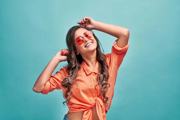 Estilo Vida Ótimo Humor Mulher Bonita Vestindo Uma Camisa Laranja — Fotografia de Stock