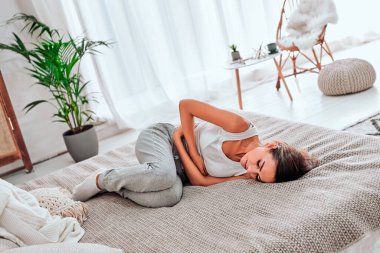 Karnım ağrıyor. Uyuyan, karnı ağrıyan bir kız evde yatarken acı çekiyor. Yukarıdan ateş ediliyor