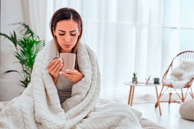 Yatakta soğuk çay içen bir kadın. Boşluğu kopyala