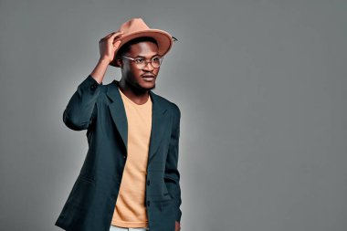 Koyu gri arka planda izole edilmiş genç, siyah stil bir adam. Boşluğu kopyala