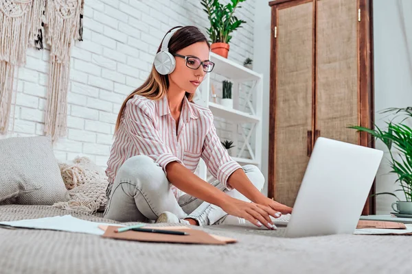 Jovem Empresária Trabalhando Laptop Ouve Música Mulher Bonita Senta Casa — Fotografia de Stock