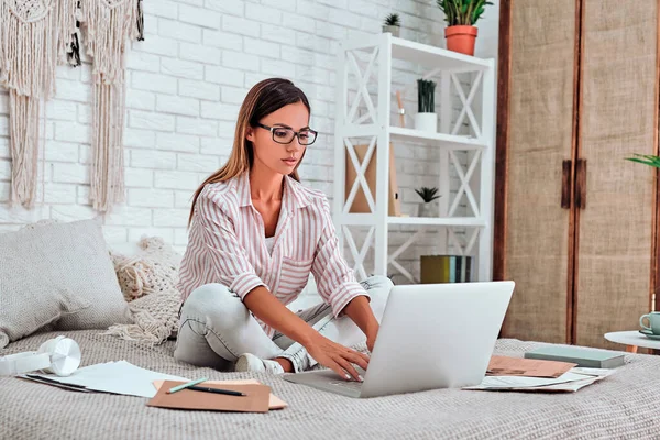 Online Fernunterricht Und Arbeit Glückliche Geschäftsfrau Arbeitet Büro Von Hause — Stockfoto