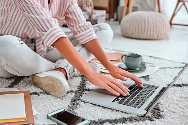 Visão Close Mãos Femininas Digitando Teclado Laptop Moderno Fazendo Anotações — Fotografia de Stock
