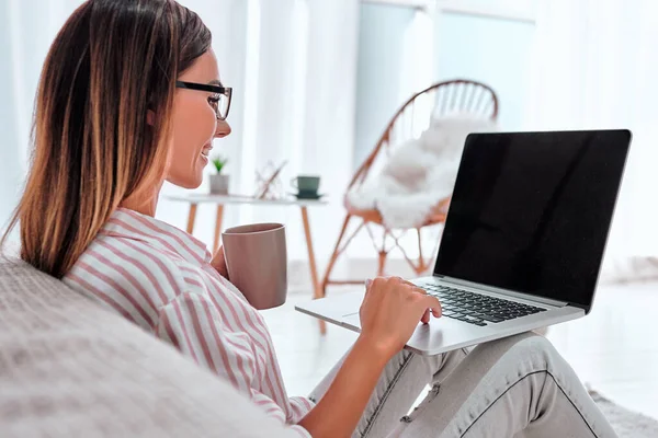 Junge Frau Mit Kaffeebecher Auf Dem Boden Sitzend Mit Laptop — Stockfoto