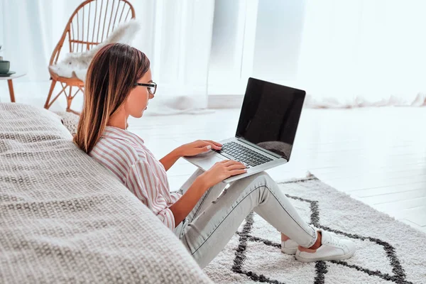 Retrato Uma Jovem Muito Feliz Sentada Chão Com Laptop Visão — Fotografia de Stock