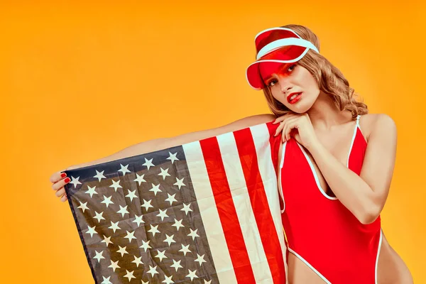 Retrato Com Mulher Loira Americana Com Bandeira Dos Eua Vestida — Fotografia de Stock