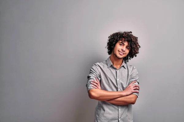 Sonriente Chico Árabe Una Camisa Casual Rayas Con Rizado Peinado — Foto de Stock
