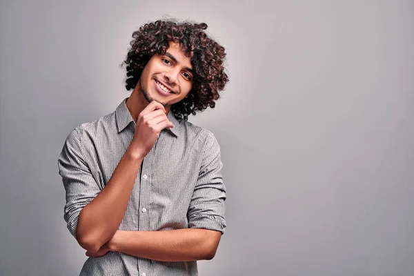 Sonriente Joven Árabe Mirando Cámara Sobre Fondo Gris Aislado — Foto de Stock