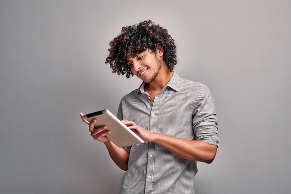 Joven Árabe Sonriente Mirando Pantalla Tableta Digital Pie Contra Pared — Foto de Stock