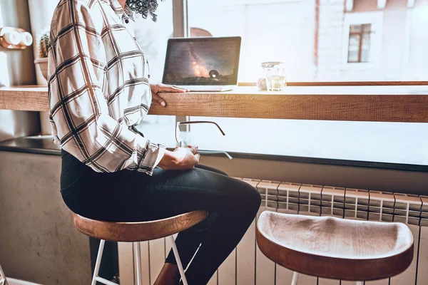 Egy Munkahely Vágott Kép Egy Fiatal Nőről Aki Egy Laptopnál — Stock Fotó