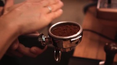 Barista iş başında. Kahve yapma süreci. Manzarayı kapat. 4k
