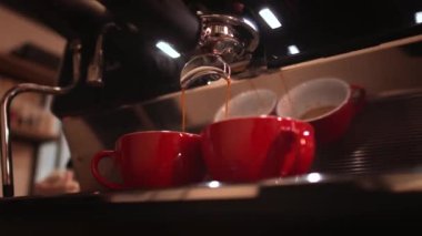 Espresso kahvesi. Espresso kahve yapmak espresso makinesinde iki spout portafilter kullanmak. Evde ya da kafede profesyonel ekipmanlar var. Manzarayı kapat. 4k