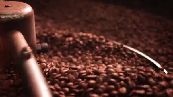 Ανάμιξη Και Ψήσιμο Καφέ Φασόλια Καφέ Στο Πιάτο Ψύξης Επαγγελματική — Αρχείο Βίντεο