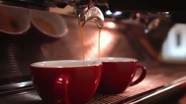 Macchina Caffè Espresso Due Tazze Rosse Caffetteria Bistrot Vista Vicino — Video Stock