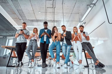 Ofiste telefonlarını kullanan iş adamları. Alt görünüm