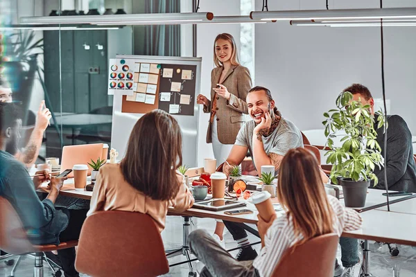 Jovens Especialistas Marketing Colaborando Durante Criação Campanha Publicitária Para Corporação — Fotografia de Stock