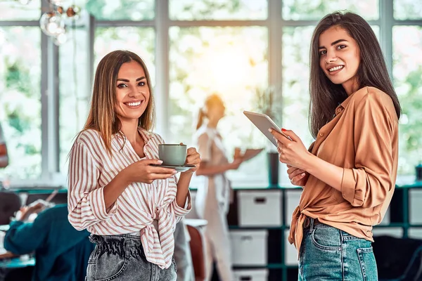 Twee Zakenvrouwen Werken Kantoor Werken Gelukkig Teamwork Proces Professionele Service — Stockfoto