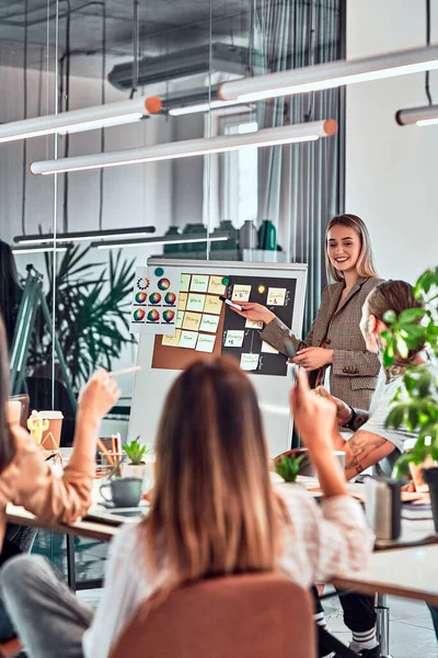 Grupo Especialistas Marketing Multicultural Positivo Planejando Processo Trabalho Compartilhando Ideias — Fotografia de Stock