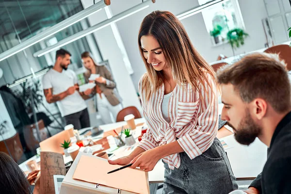 Mooi Meisje Wijst Handvat Naar Een Vel Papier Kantoor Kopieerruimte — Stockfoto