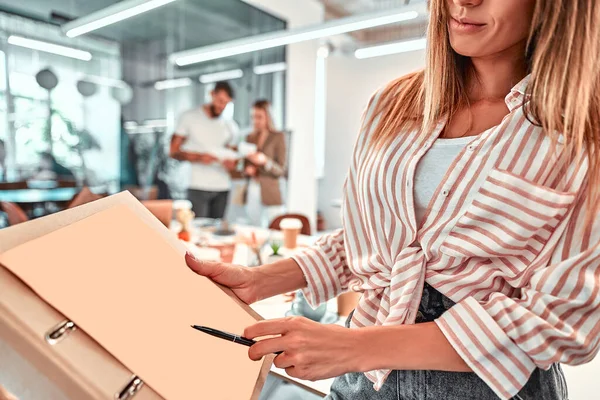 Businesswoman Holding Piece Blank Paper Business Presentation Scene Copy Space — Stock Photo, Image