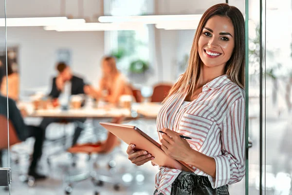 Portrait Smiling Young Businesswoman Using Tablet Office Business Team Background — Stock Photo, Image