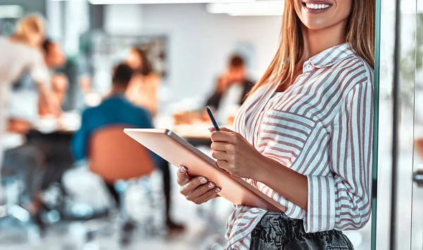 Porträt Einer Jungen Arbeiterin Freizeitkleidung Die Die Kamera Lächelt Und — Stockfoto