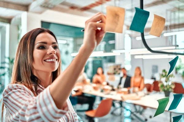 Mulher Coworking Beleza Usando Adesivos Para Organização Plano Tiro Através — Fotografia de Stock