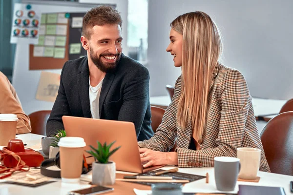 Dos Colegas Trabajando Juntos Oficina Una Atractiva Mujer Joven Hombre — Foto de Stock