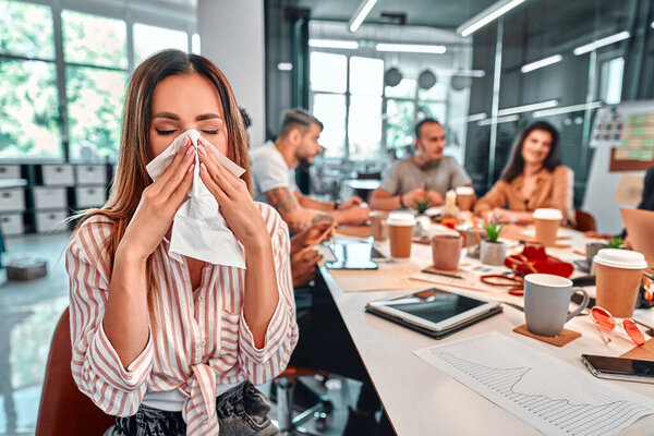 Девушка с гриппом чихает в тканях, больная женщина кашляет от лихорадки, сезонные симптомы гриппа во время работы в офисе, аллергия на синдром.