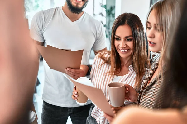 Colegas Felizes Divertir Pausa Para Almoço Escritório Sorrindo Funcionários Rir — Fotografia de Stock