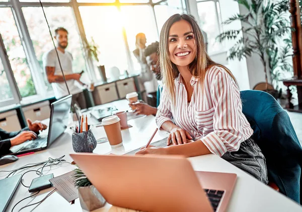 Porträt Einer Schönen Jungen Frau Die Büro Arbeitet Selektiver Fokus — Stockfoto