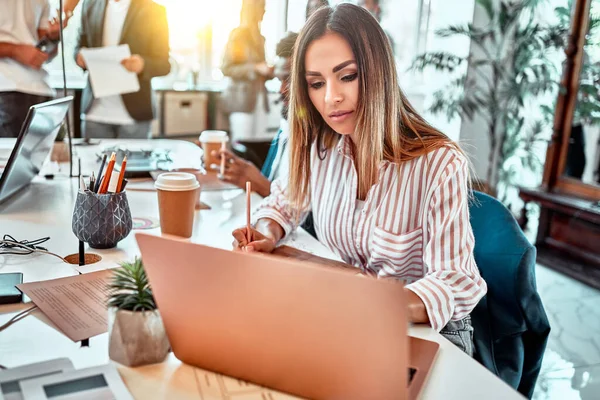 Attraktive Frau Arbeitet Büro Laptop Und Macht Notizen — Stockfoto