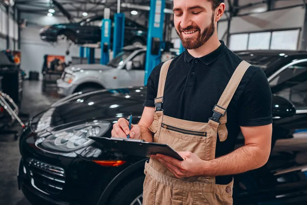 Ritratto Scrittura Meccanica Maschile Negli Appunti Vista Vicino Focus Selettivo — Foto Stock