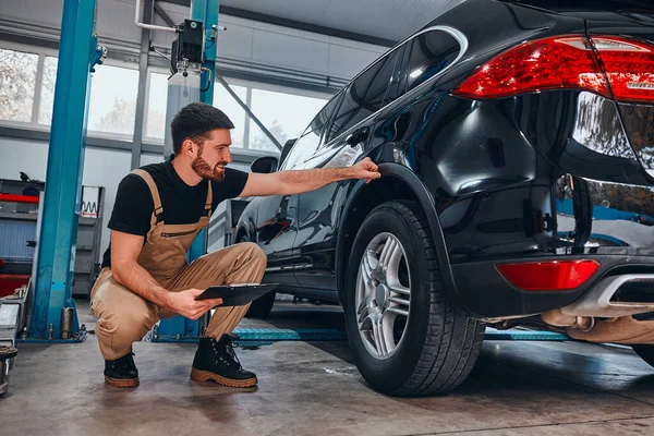 Bello Meccanico Uniforme Sta Prendendo Appunti Esaminando Auto Servizio Auto — Foto Stock