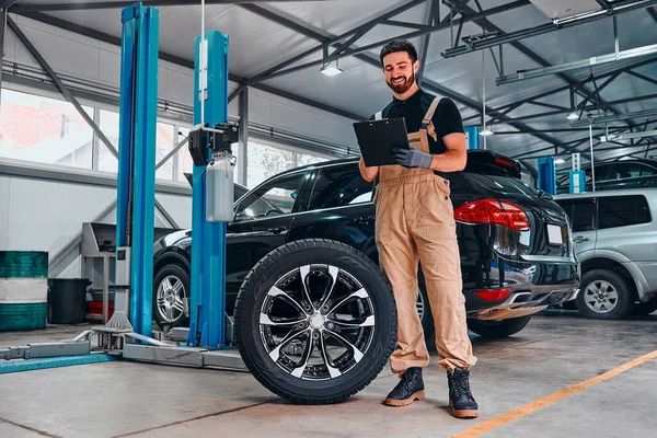 Concetto Lavorare Centro Assistenza Auto Note Meccaniche Stato Pneumatico Battistrada — Foto Stock