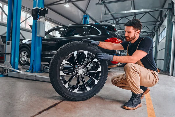 Hombre Uniforme Trabajo Cambiando Rueda Del Coche Interior Concepción Del —  Fotos de Stock