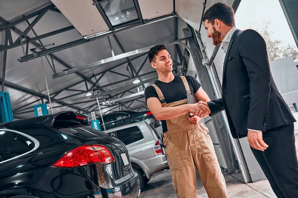 Mecánico Con Portapapeles Hombre Propietario Estrechando Mano Tienda Automóviles Auto —  Fotos de Stock